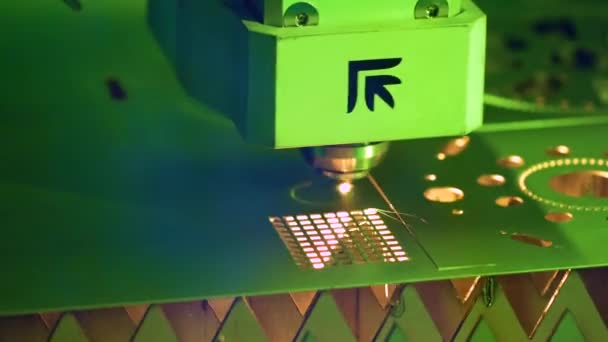 CNC Cięcie laserowe metalu, nowoczesna technologia przemysłowa. — Wideo stockowe