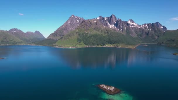 Légi felvétel Gyönyörű Természet Norvégia. Repülés a tavak és fjordok felett.Kilátás madártávlatból. — Stock videók