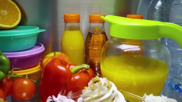 Sladké koláčky v otevřené lednici. Produkty v chladničce. — Stock video