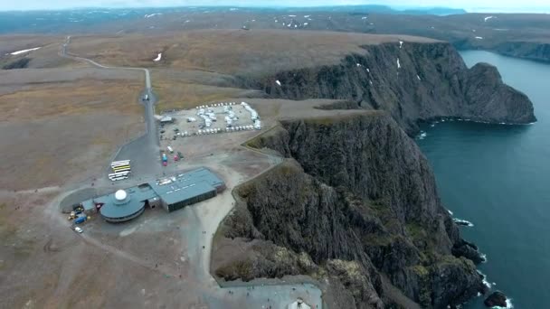 Nagrania lotnicze z północnego wybrzeża Morza Barentsa (Nordkapp) w północnej Norwegii. — Wideo stockowe