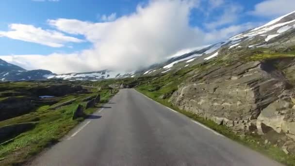 Conducir un coche en una carretera en Noruega — Vídeo de stock