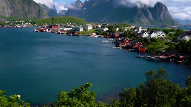 ノルウェーのノードランド県にあるパノラマロフテン島。劇的な山々とピーク、オープン海と保護された湾、ビーチ、手付かずの土地を持つ独特の風景で知られています. — ストック動画
