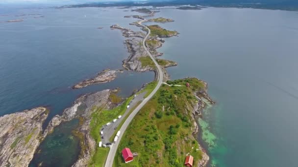 Atlantic Ocean Road nebo Atlantic Road (Atlanterhavsveien) byl udělen titul (Norwegian Construction of the Century). Silnice klasifikovaná jako národní turistická trasa. — Stock video