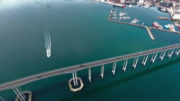 Imágenes aéreas de Bridge of city Tromso, Noruega. Tromso es considerada la ciudad más septentrional del mundo con una población superior a 50.000 habitantes . — Vídeos de Stock