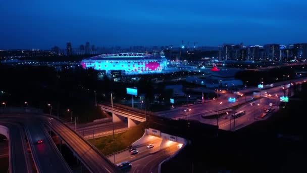 Nachtzicht vanuit de lucht op een kruispunt van snelweg en voetbalstadion Spartak Moscow Otkritie Arena — Stockvideo