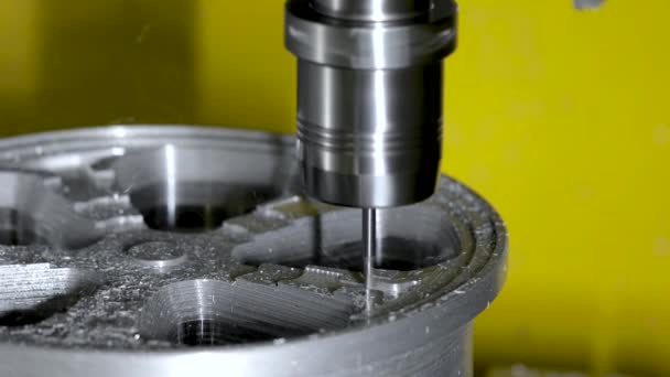 CNC-Fräsmaschine für Metallbearbeitung. Schneiden von Metall moderne Verarbeitungstechnologie. — Stockvideo