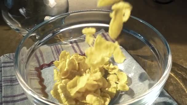 Ropogós sárga kukorica pelyhek a tálba reggel egy finom Reggeli tejjel. Lassú mozgás forgásnyomkövető lövéssel. — Stock videók