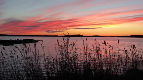 Tramonto cremisi sullo sfondo del Golfo di Botnia Finlandia — Video Stock