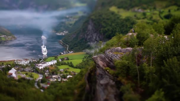 傾きシフトレンズ- Geirangerフィヨルド、美しい自然ノルウェー。ストールフィヨルデンから分岐したSunnylvsfjorden（英語版）から15キロメートル（9.3マイル）の長さの支線である。). — ストック動画