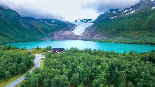 Glacier Svartisen en Norvège Vue aérienne. Svartisen est un terme collectif désignant deux glaciers situés dans le nord de la Norvège. L'eau du glacier est collectée et utilisée pour la production hydroélectrique . — Video