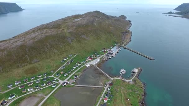 Luchtbeelden van de Barentszzeekust Noordkaap (Nordkapp) in Noord-Noorwegen. — Stockvideo
