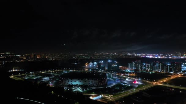 Уночі Москва. Фестивальні феєрверки над нічним містом.. — стокове відео