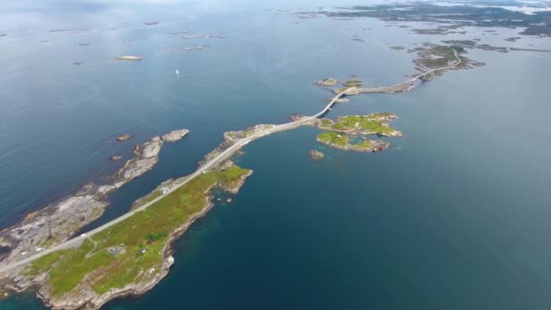 Атлантичний океанський шлях або Атлантичний шлях (Atlanterhavsveien) був удостоєний звання Норвезького будівництва століття. Дорога класифікується як національний туристичний маршрут. — стокове відео