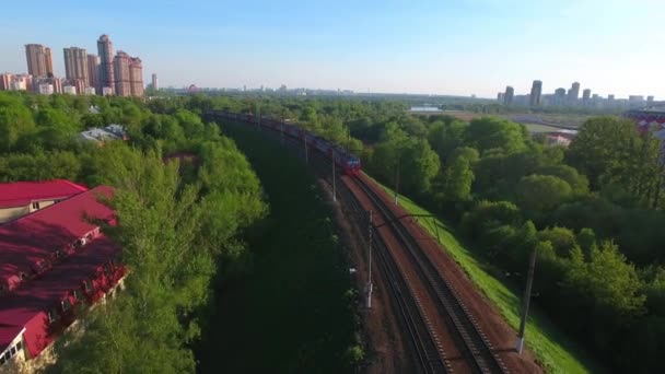 Вид з пташиного польоту на швидкісний приміський електричний поїзд на мосту біля перехрестя — стокове відео