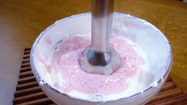 Sbattere le uova con lo zucchero e le fragole usando un mixer. Movimento lento con inseguimento a rotazione . — Video Stock