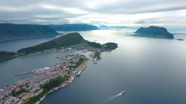 Aksla in de stad Alesund, Noorwegen Luchtopname — Stockvideo