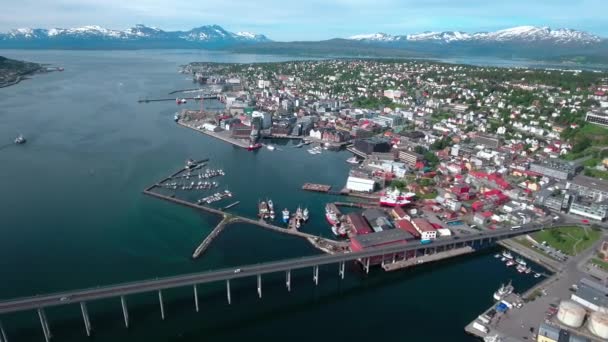 Luchtbeelden van Bridge of City Tromso, Noorwegen luchtfotografie. Tromso wordt beschouwd als de meest noordelijke stad ter wereld met meer dan 50.000 inwoners.. — Stockvideo