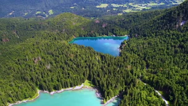 Jezioro Lago di Fusine Superiore Włochy Alpy. Lotnicze loty dronów FPV. — Wideo stockowe