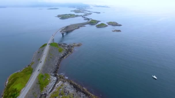 Lotnicze loty dronów FPV. Atlantic Ocean Road lub Atlantic Road (Atlanterhavsveien) otrzymał tytuł (Norwegian Construction of the Century)). — Wideo stockowe