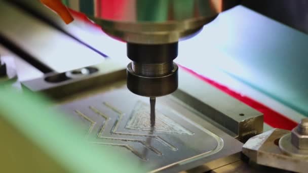 Fraiseuse CNC de travail des métaux. Découpe de métal technologie de traitement moderne.