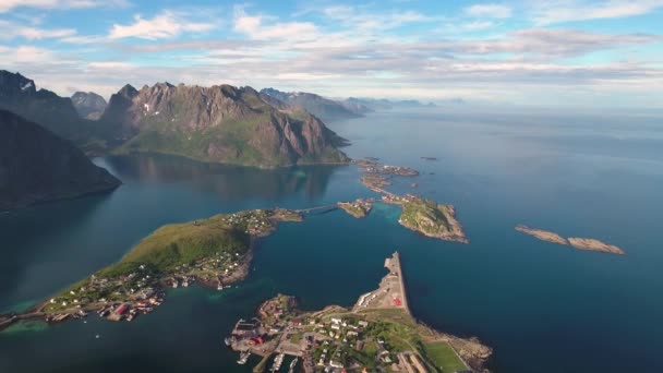 Lofoten är en skärgård i Nordland, Norge. Är känd för en distinkt natur med dramatiska berg och toppar, öppet hav och skyddade vikar, stränder och orörda marker. — Stockvideo