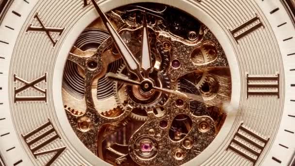 Antieke wijzerplaat close-up. Vintage zakhorloge. — Stockvideo