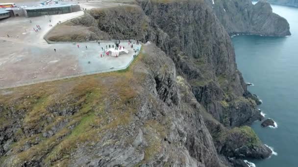 Atlantik Okyanusu Yolu veya Atlantik Yolu (Atlanterhavsveien), Norveç 'in Yüzyılın İnşaatı (Norveççe: Yüzyılın İnşaatı) olarak ödüllendirildi. Ulusal Turizm Rotası olarak sınıflandırılan yol. — Stok video