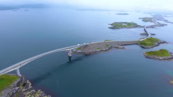 Vista aérea Atlantic Ocean Road ou Atlantic Road (Atlanterhavsveien) foi premiado com o título de (Construção Norueguesa do Século). A estrada classificada como Rota Turística Nacional . — Vídeo de Stock