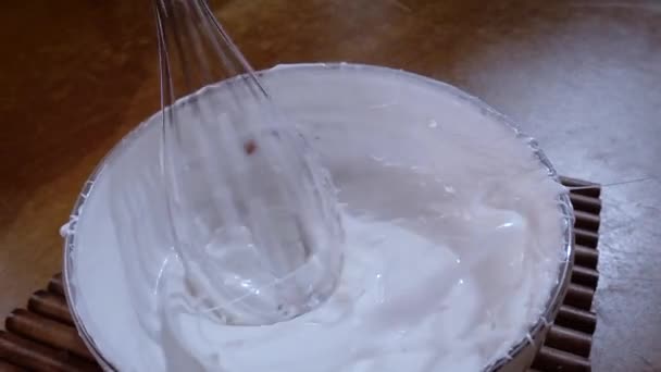 Klop eieren met suiker met een mixer. Trage beweging met rotatie tracking shot. — Stockvideo