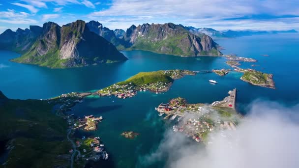 Лофотенский архипелаг в графстве Нордланд, Норвегия. Известен своими уникальными пейзажами с впечатляющими горами и пиками, открытым морем и защищенными бухтами, пляжами и нетронутыми землями . — стоковое видео