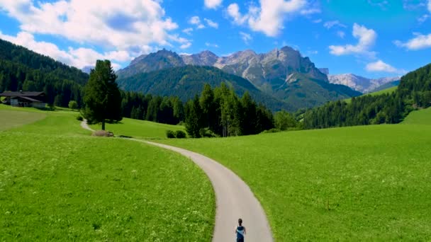 Kadın dışarıda koşuyor. İtalya Alpleri Kopyaladı — Stok video