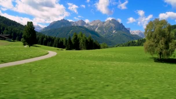 Сценічний вид на мальовничий краєвид Альп, прекрасний характер Італії. Рейси FPV безпілотних літальних апаратів. — стокове відео