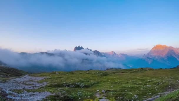 Sis kameraya giriyor. Dolomite Alplerindeki Timelapse Ulusal Doğa Parkı Tre Cime. İtalya 'nın güzel doğası. — Stok video