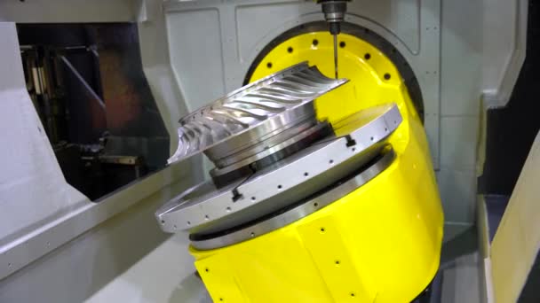 Mesin penggilingan CNC logam. Cutting metal modern processing technology. — Stok Video