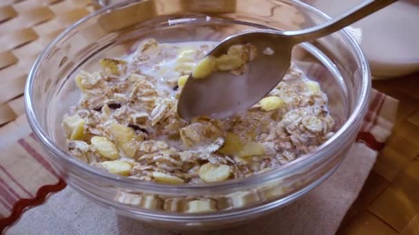 Muesli de cereais integral em uma tigela para um delicioso café da manhã com leite. Movimento lento com tiro de rastreamento de rotação . — Vídeo de Stock