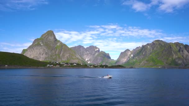 Las islas Lofoten es un archipiélago en el condado de Nordland, Noruega. Es conocido por un paisaje distintivo con espectaculares montañas y picos, mar abierto y bahías protegidas, playas y tierras vírgenes . — Vídeos de Stock