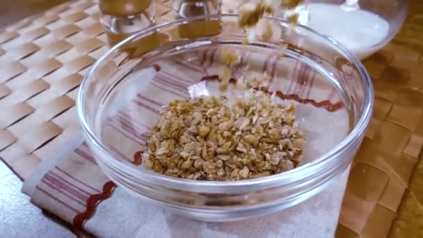 Cereales integrales muesli en un tazón para un delicioso desayuno con leche. Movimiento lento con disparo de seguimiento de rotación . — Vídeos de Stock