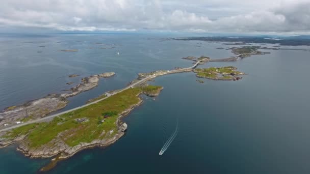 Atlantik Okyanusu Yolu veya Atlantik Yolu (Atlanterhavsveien) Norveç Yüzyılın İnşaatı olarak ödüllendirilmiştir ". Ulusal Turizm Rotası olarak sınıflandırılan yol." — Stok video