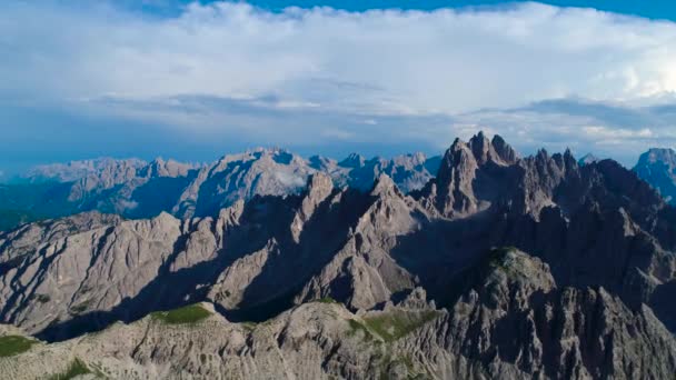 Национальный природный парк Tre Cime In the Dolomites Alps. Прекрасная природа Италии. Авиационные беспилотники FPV — стоковое видео