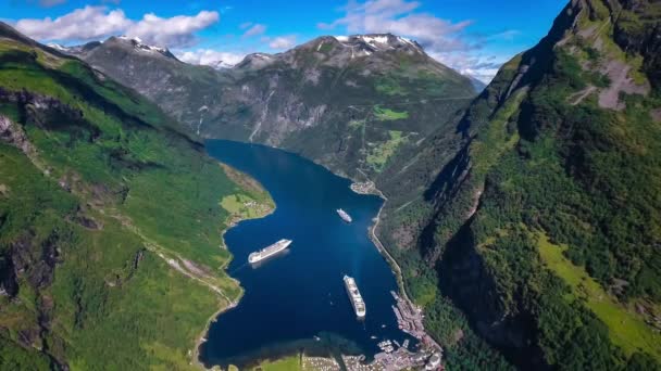 Geiranger Fjord, Schöne Natur Norwegen Luftaufnahmen. Es handelt sich um einen 15 Kilometer langen Abzweig des Sunnylvsfjords, der vom Storfjord (Großer Fjord) abzweigt.). — Stockvideo
