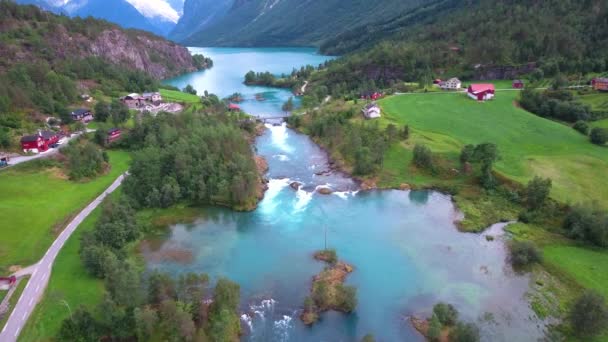 Güzel Doğa Norveç doğal manzarası. Lovatnet Gölü 'nün hava görüntüleri.. — Stok video