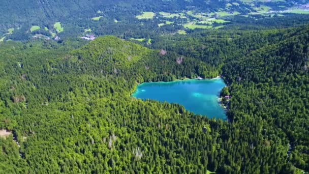 Lago de Fusine Superiore Italia Alpes. Vuelos aéreos de aviones no tripulados FPV . — Vídeos de Stock