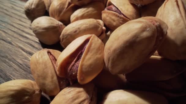 Närbild av pistaschnötter. Pistage en medlem av cashewfamiljen, är ett litet träd med ursprung i Centralasien och Mellanöstern — Stockvideo