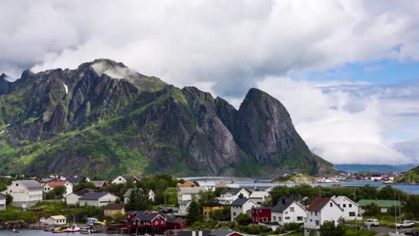 Panorama Islas Lofoten en el condado de Nordland, Noruega. Es conocido por un paisaje distintivo con espectaculares montañas y picos, mar abierto y bahías protegidas, playas y tierras vírgenes . — Vídeos de Stock