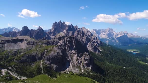 Národní přírodní park Tre Cime V Dolomitských Alpách. Krásná příroda Itálie. Letecké lety FPV dronem — Stock video