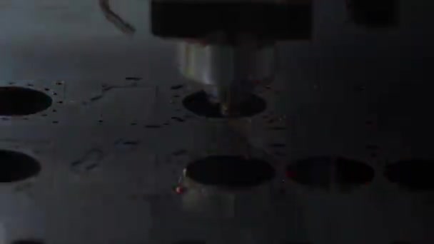 CNC Cięcie laserowe metalu, nowoczesna technologia przemysłowa. — Wideo stockowe