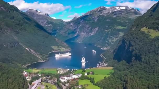 Geiranger fjord, Vackra Natur Norge Flygbilder. Det är en 15 kilometer lång gren utanför Sunnylvsfjorden, som är en gren utanför Storfjorden (Great Fjord). — Stockvideo