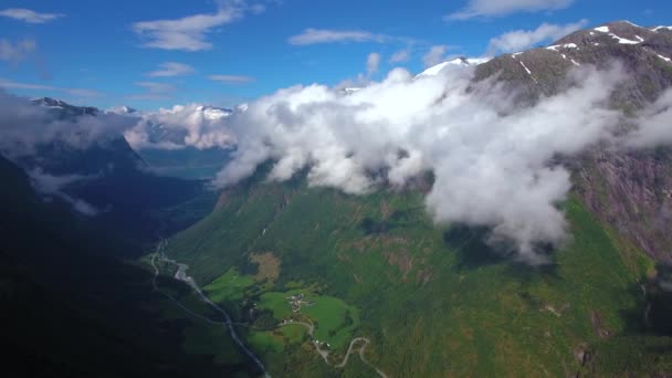 Повітряні кадри Прекрасна природа Норвегії. Літаючи над озерами і фіордами. Вид з висоти пташиного польоту. — стокове відео