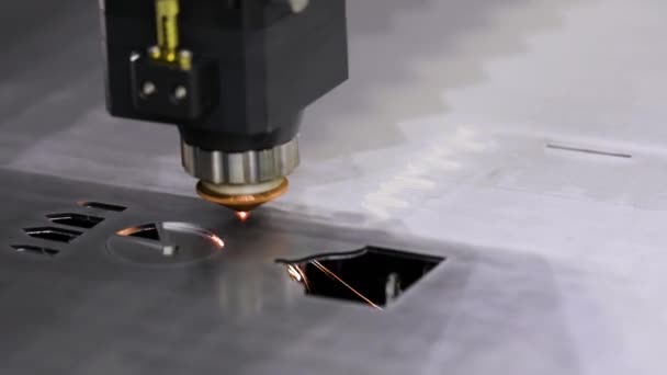 CNC laserové řezání kovu, moderní průmyslová technika. — Stock video