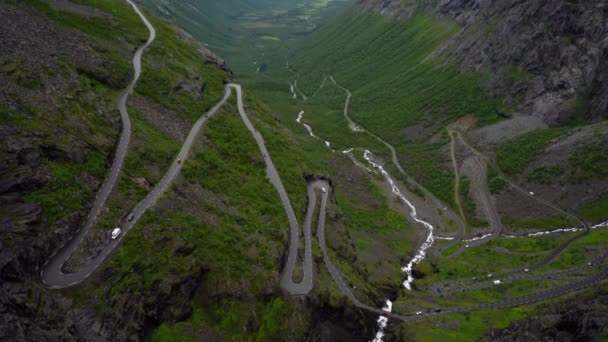 Trollen Pad Trollstigen of Trollstigveien kronkelende bergweg in Noorwegen. — Stockvideo